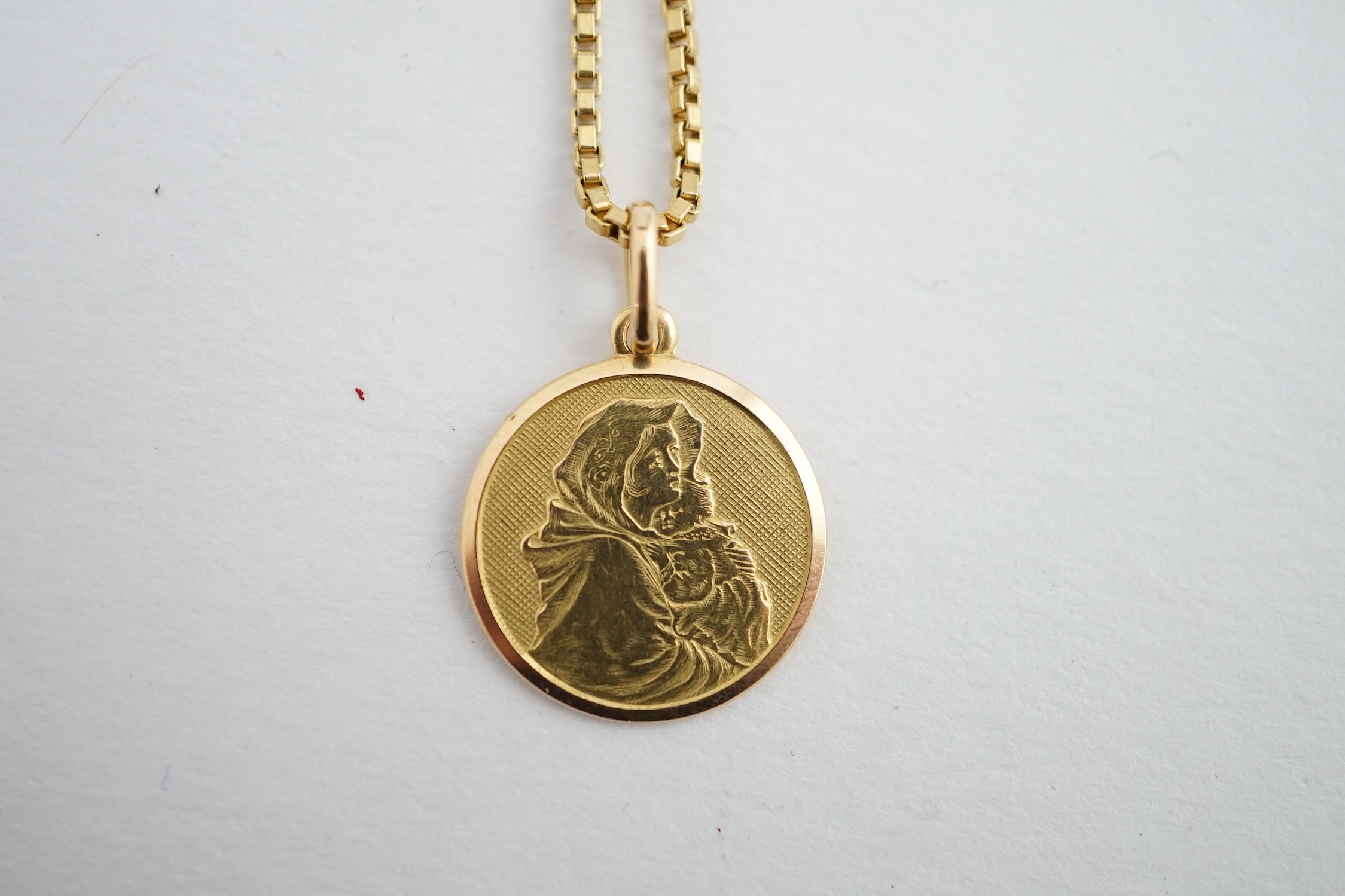 A modern Italian 18k gold pendant with engraved inscription, 17mm, on an 18k gold box link chain